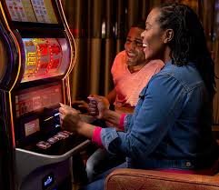 Wild Rift dengan latar belakang kasino togelup menampilkan antarmuka permainan dan slot